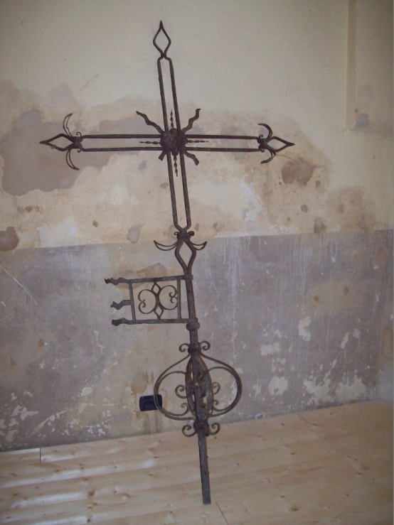 La croce in ferro originale della vecchia parrocchiale a Castiglione Tinella.