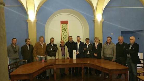 Il Consiglio Direttivo dell'Enoteca Regionale di Mango con Alberto Cirio.