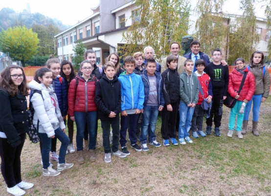 Alcuni ragazzi delle scuole di Santo Stefano Belbo.