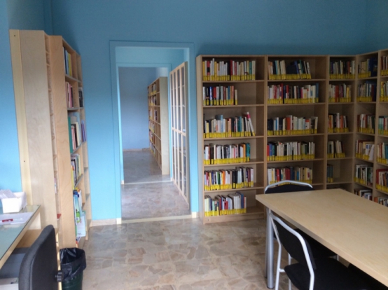 Una foto della biblioteca di Castiglione Tinella.