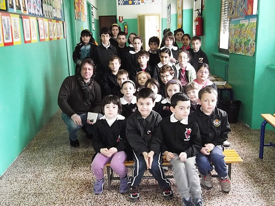 Il Sindaco Bruno Penna e gli alunni della scuola primaria di Castiglione Tinella