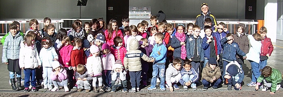 Una fotografia di gruppo coi bambini di Cossano Belbo in visita alla cantina.
