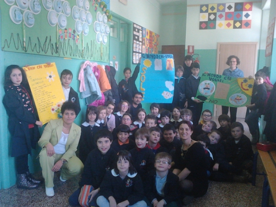 Gli alunni della scuola primaria di Castiglione Tinella.