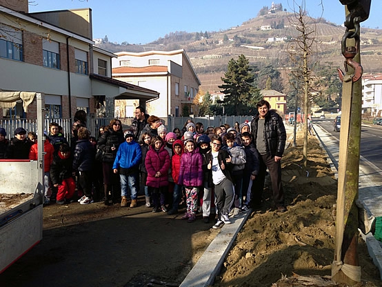 Gli alunni delle scuole elementari con il sindaco di Santo Stefano Belbo.