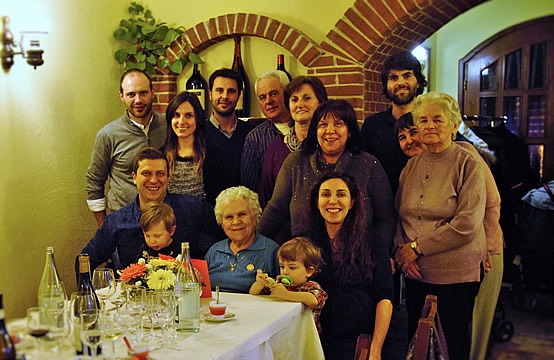 Una fotografia di gruppo della famiglia Tosa di Cossano Belbo.