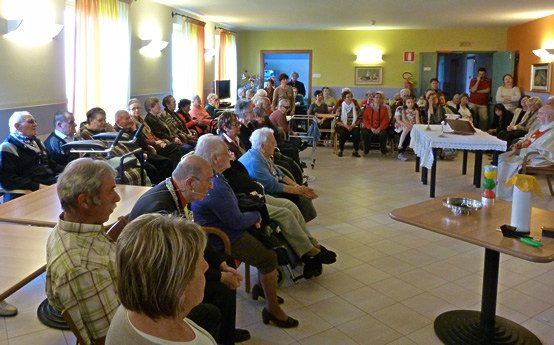 Un momento durante la celebrazione della Messa nella Residenza per anziani.