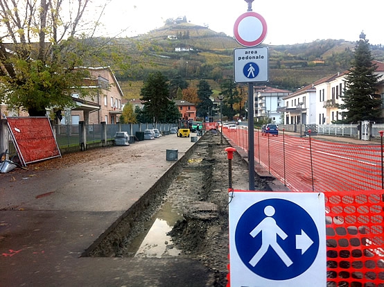 Lavori all’esterno delle scuole di Santo Stefano Belbo (foto di Fabio Gallina).