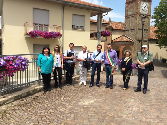 La commissione in visita a Neviglie con il Sindaco e la curatrice Ivana Sarotto.