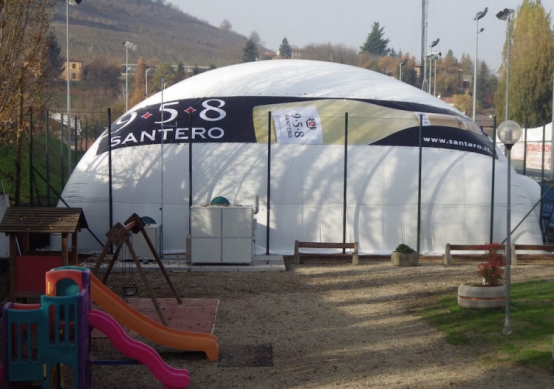 La nuova copertura per il campo da tennis a Santo Stefano Belbo.