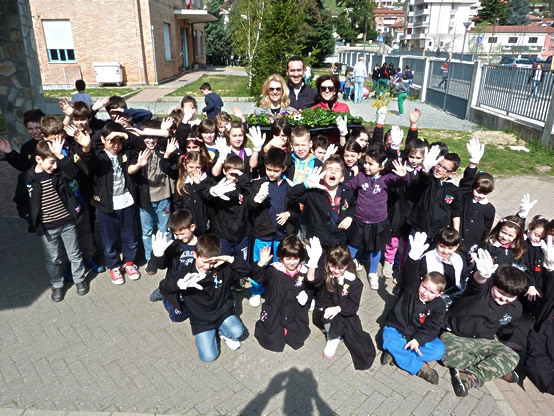 Fotografia di gruppo con alcuni alunni delle scuole di Santo Stefano Belbo.