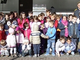 Una fotografia di gruppo coi bambini di Cossano Belbo in visita alla cantina.